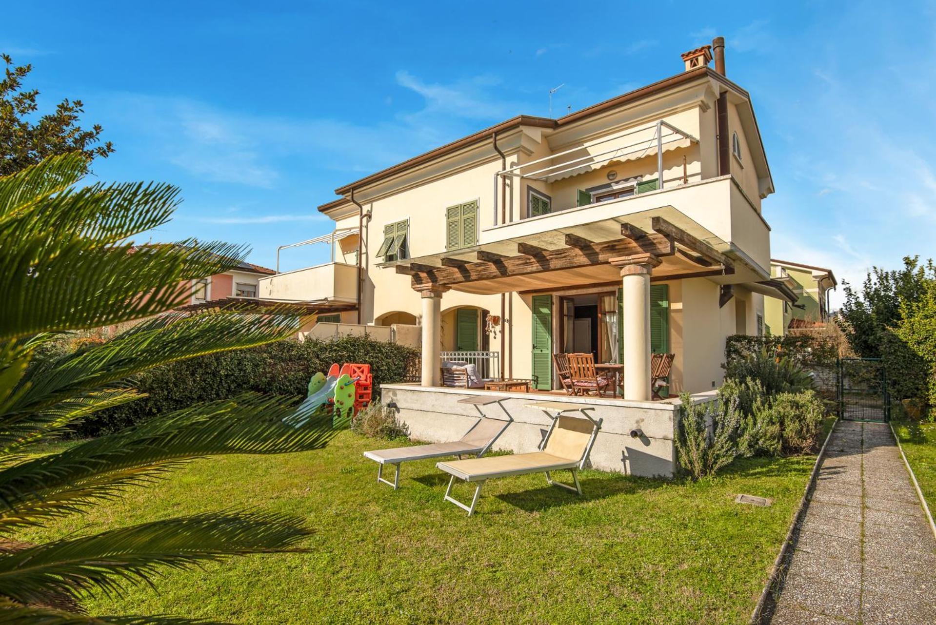 Splendido Monolocale Con Spazioso Giardino E Veranda A 500 Mt Dal Mare Marina di Carrara Kültér fotó